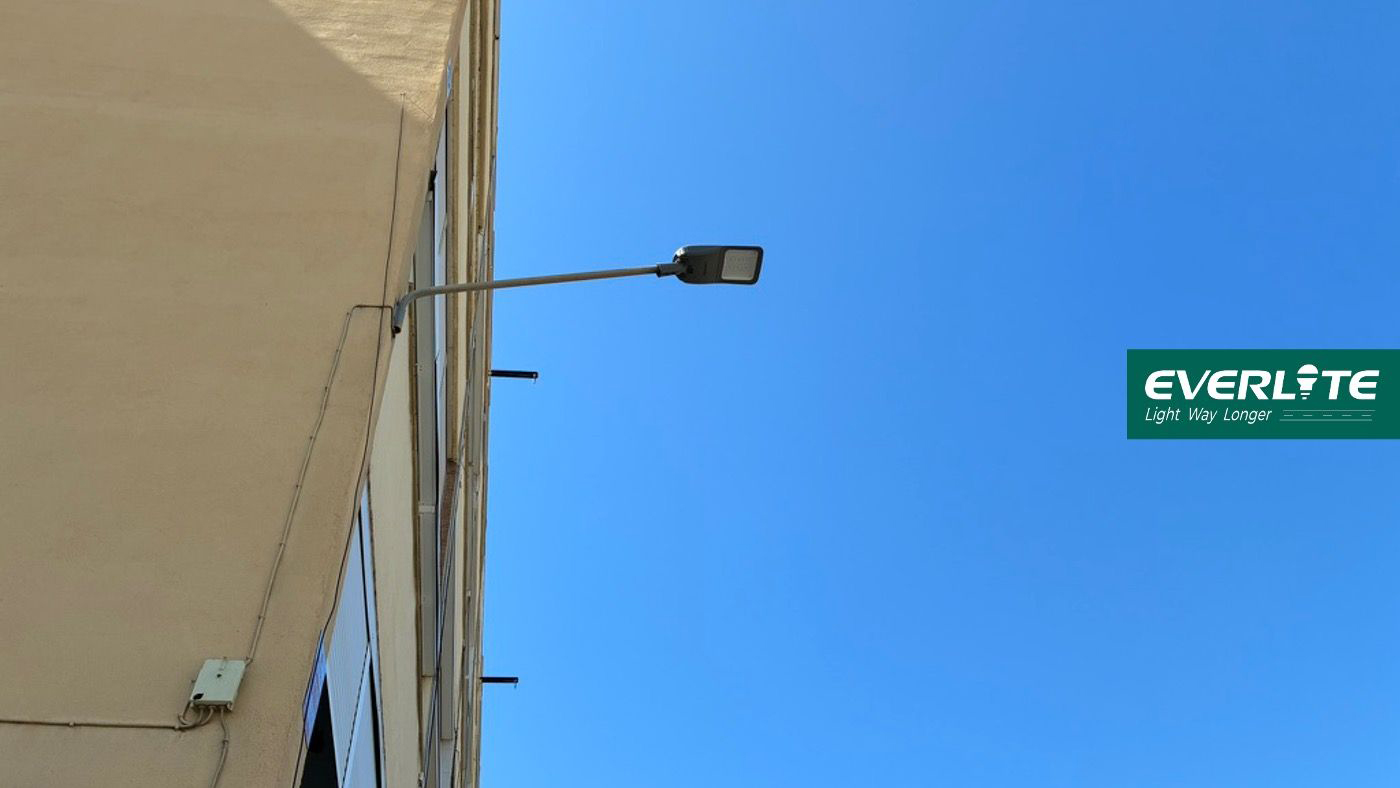 Falra szerelhető utcai világítás: A szűk sikátor megvilágításának újragondolása